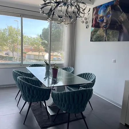 Modern And Luxurious Two Bedroom Apartment *